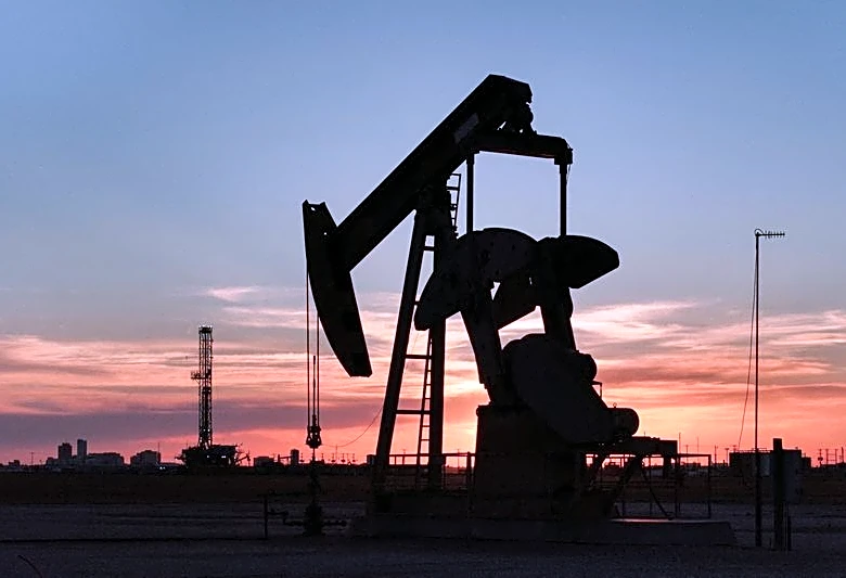 Oil climbs nearly 2% as US-Iran peace talks stall