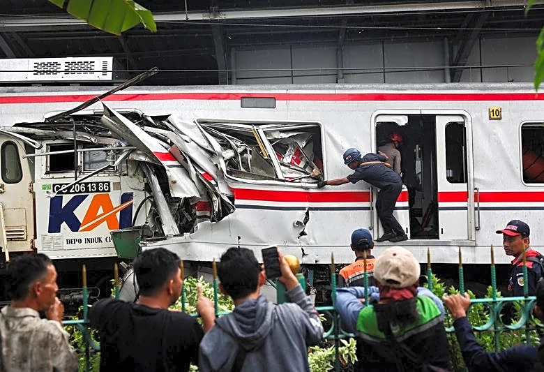 Indonesia train crash toll rises to 7, rescuers work to remove trapped passengers