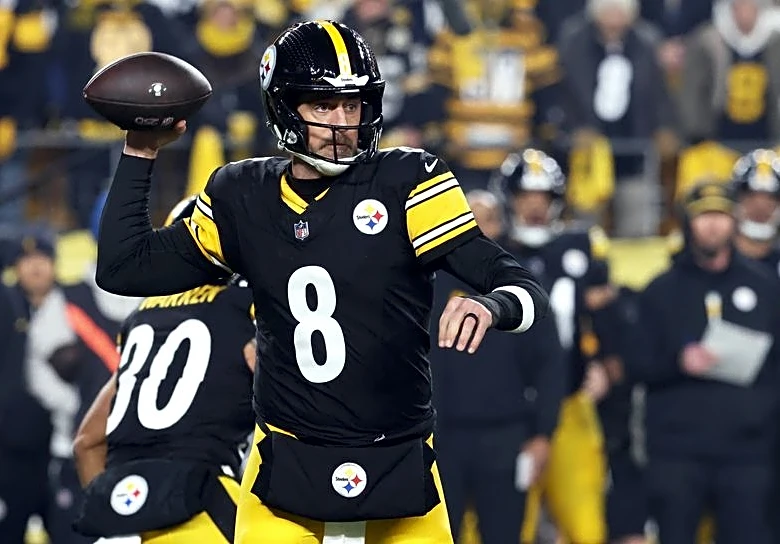 Steelers place rare contract tender on Aaron Rodgers