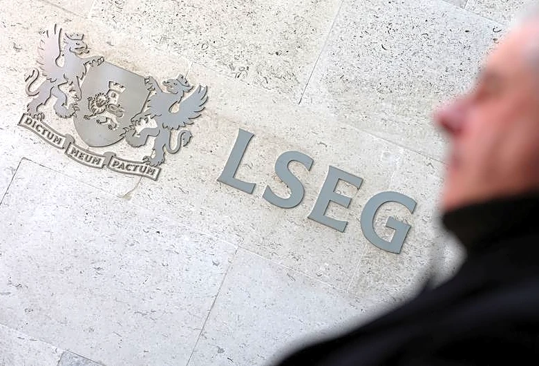 London stocks slip as investors parse earnings mixed bag