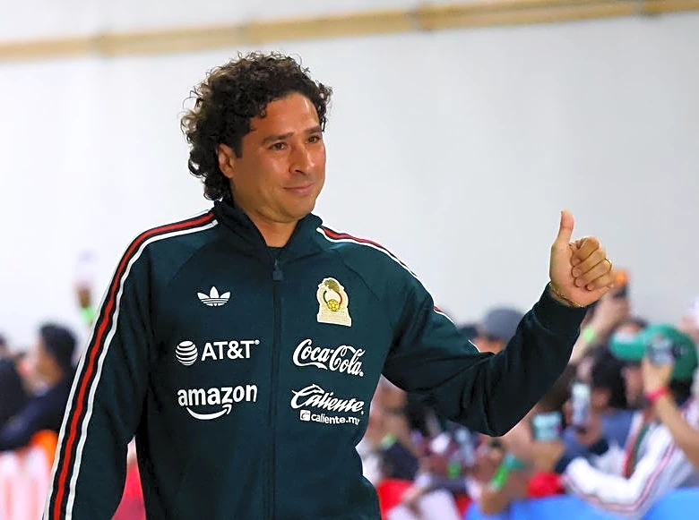 Soccer-Mexico's goalkeeper Ochoa set to hang up gloves after his sixth World Cup