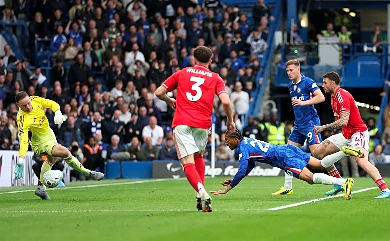 Soccer-Chelsea slump to worst run in 33 years after Forest defeat