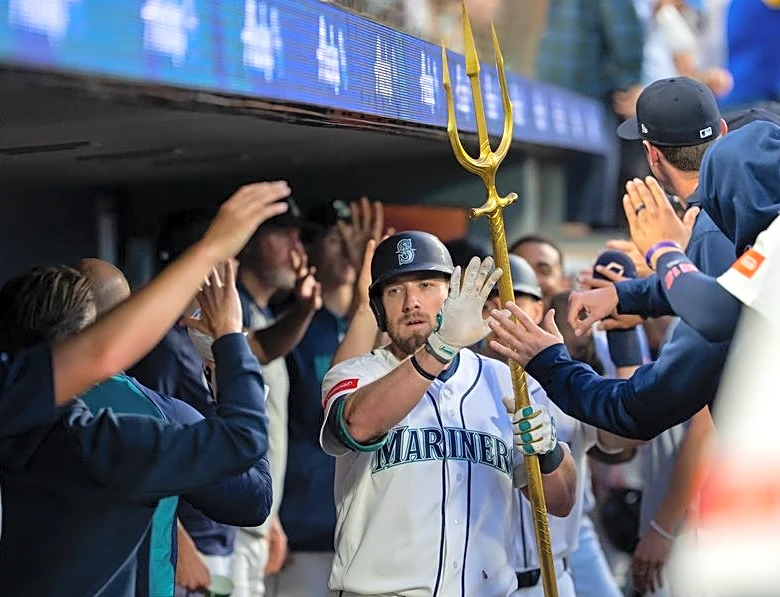 Mariners hit 2 home runs, overcome Braves' 4 homers
