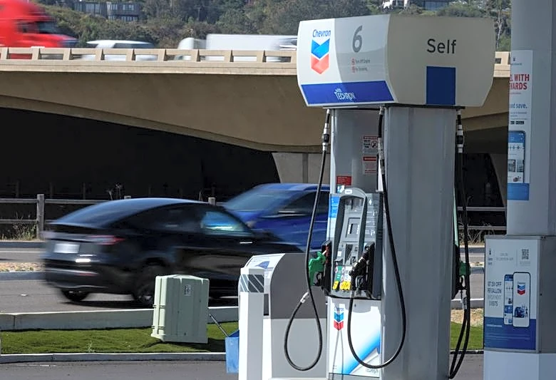 US gasoline prices top $4.50 a gallon as summer driving season nears