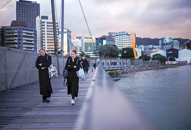 New Zealand jobless rate falls to 5.3% in Q1, slightly below economists forecast