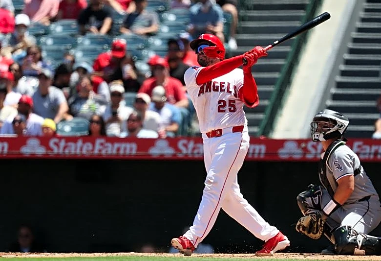 Angels rout White Sox for rare consecutive wins