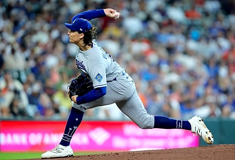 RHP Tyler Glasnow (back) exits Dodgers' win over Marlins