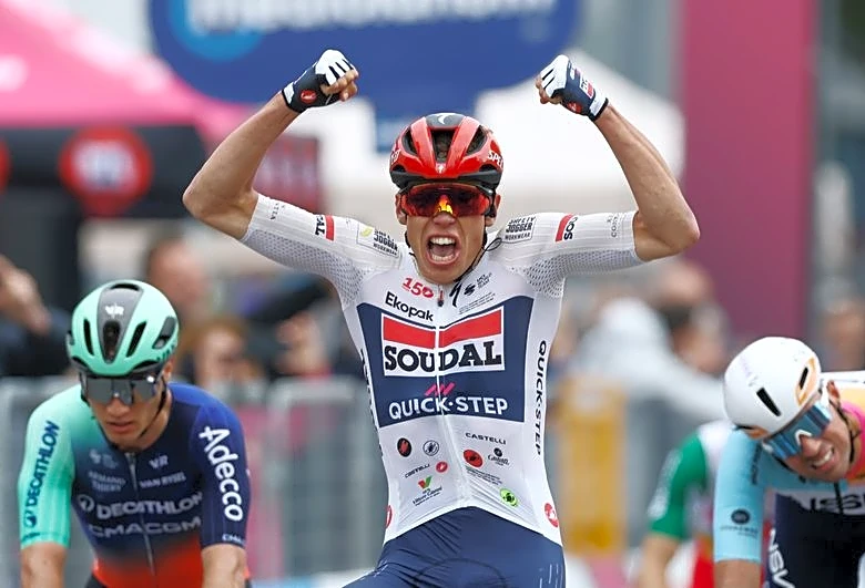 Cycling-Magnier avoids crash and sprints to win Giro d'Italia opening stage