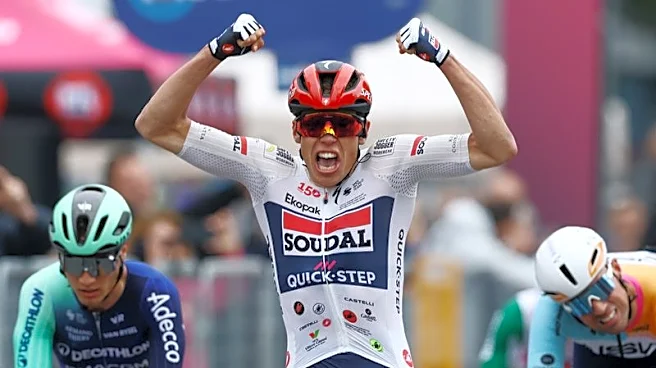 Cycling-Magnier avoids crash and sprints to win Giro d'Italia opening stage