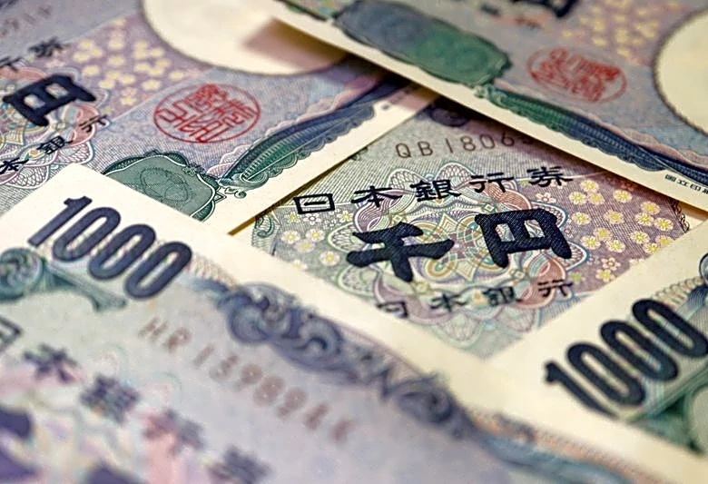 Yen bears pull back from two-year high after suspected Japan interventions
