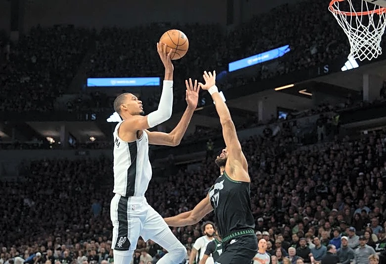 Victor Wembanyama, Spurs start fast, hold off Wolves in Game 3