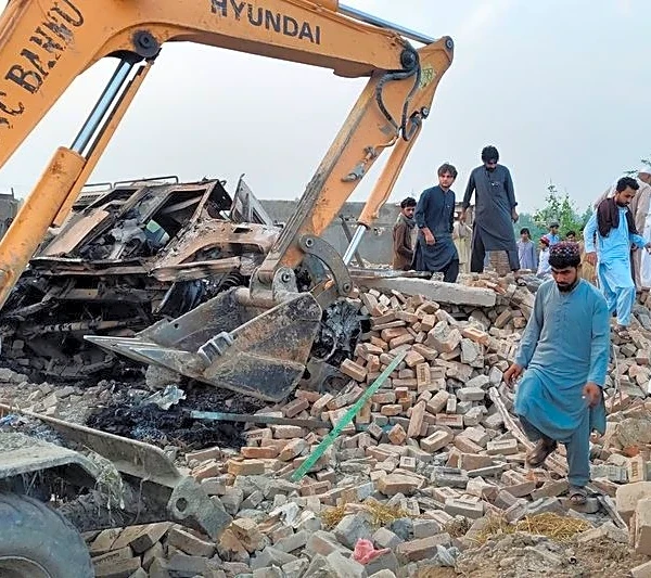 Twelve Pakistani police officers killed in car bombing and shootout