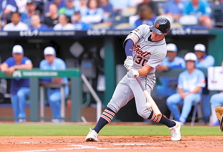Tigers' Kerry Carpenter (shoulder) on IL after crash in outfield