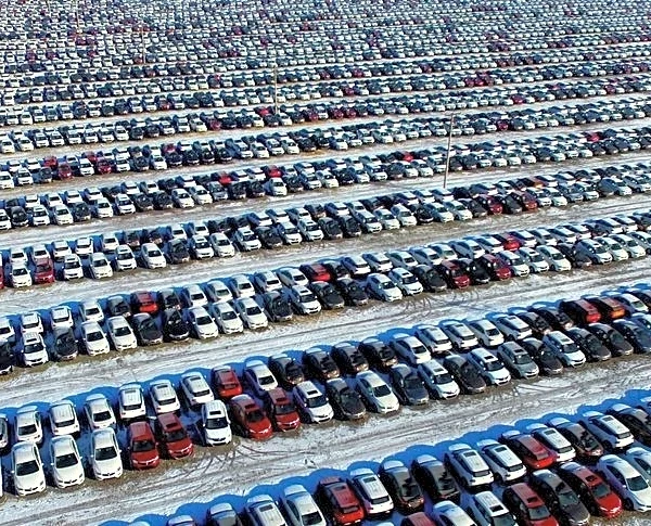 China's car sales drop for seventh month in April; exports roar