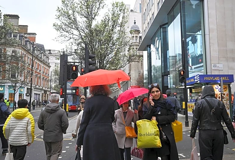 UK consumers cut spending for first time since late 2024, Barclays card data shows