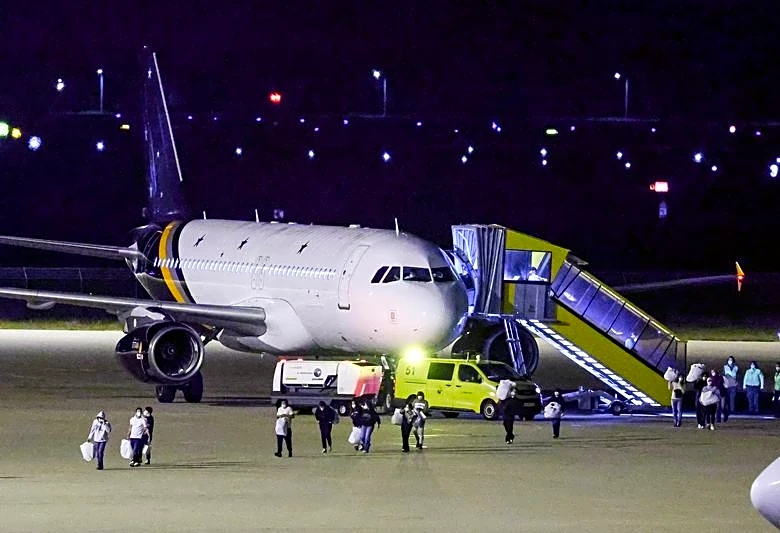 Planes with hantavirus cruise passengers land in the Netherlands; hospital quarantines 12