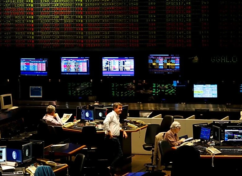 Argentina's country risk falls steadily, fueling debate on return to capital markets