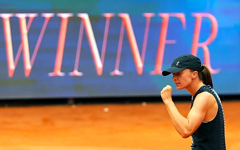 Tennis-Sublime Swiatek sweeps past Pegula into Italian Open semis