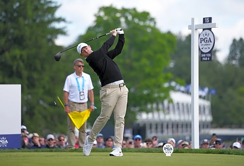 Golf-McIlroy's bid for back-to-back major titles dealt a blow after woeful start to PGA Championship