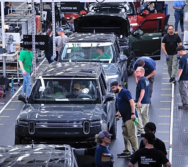 Motor vehicles, AI boost US manufacturing production; supply shortages from war loom