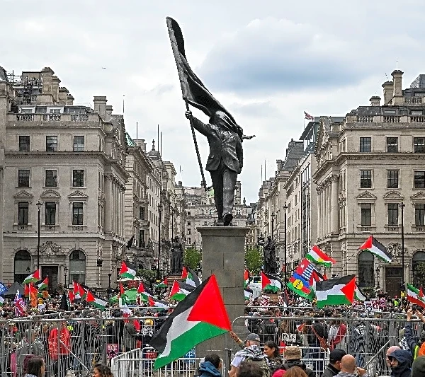 Tens of thousands march in London in separate immigration, pro‑Palestinian protests
