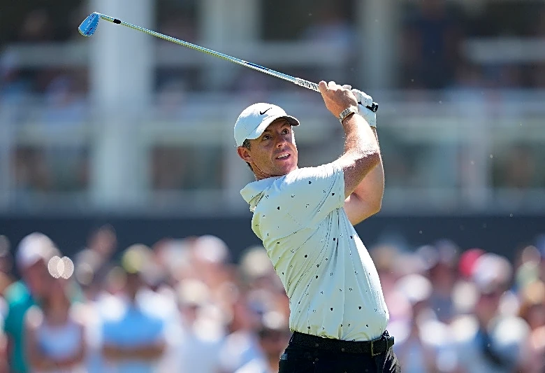 Golf-McIlroy roars back into contention with third-round 66 at PGA Championship