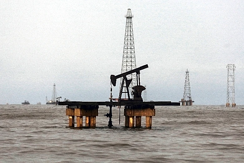 Venezuela's draft oil law lets ministry set tax rates for each project