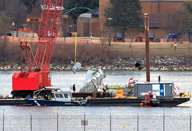 FAA says it failed to address warning signals before fatal collision