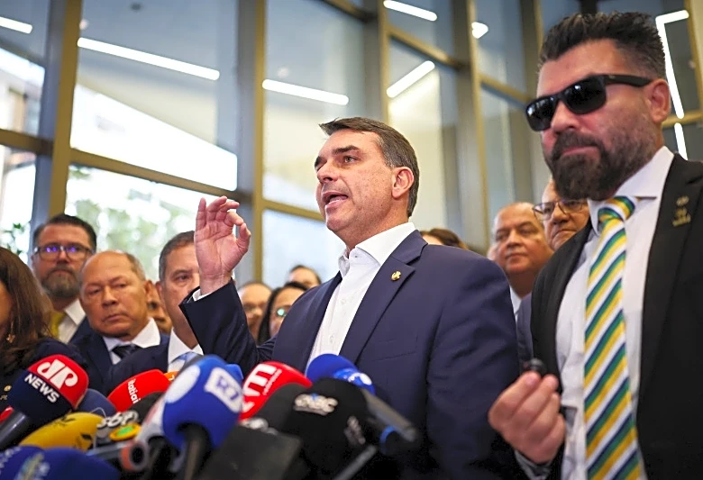 Senator Bolsonaro says he met with disgraced Brazilian banker after arrest