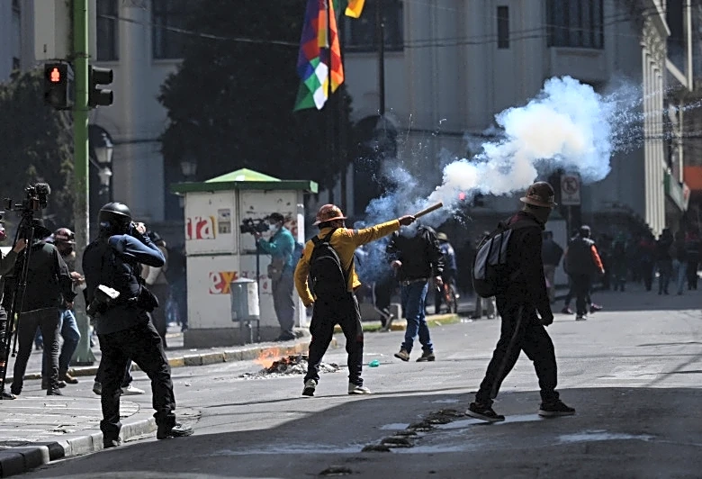 Banks close branches in tense Bolivia, diplomats call for calm