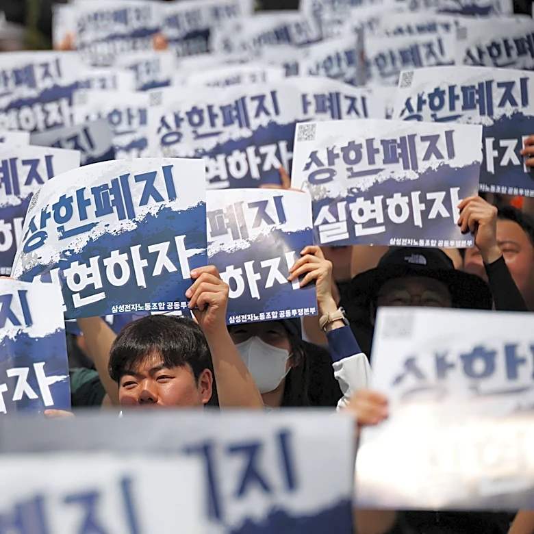 Samsung Elec, union begin eleventh-hour talks to avert huge strike, stuck on a key issue