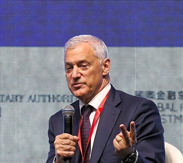 StanChart CEO seeks to reassure staff over AI-linked job cuts