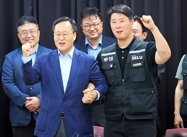 Samsung shares soar as strike averted, but bonuses of $416,000 for some stoke concern