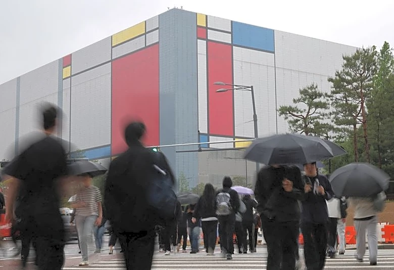 Samsung pay deal brings relief but exposes divisions in South Korean city