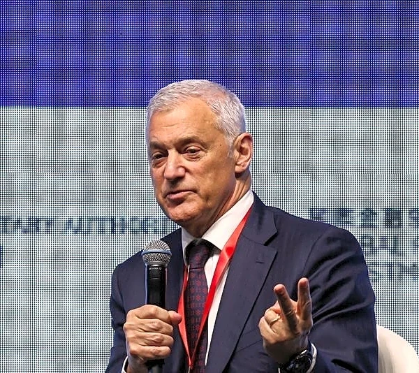 StanChart CEO apologises for 'upset caused' by AI comments