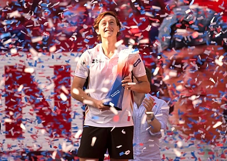 Tennis-Peruvian Buse beats Paul to win Hamburg crown ahead of French Open