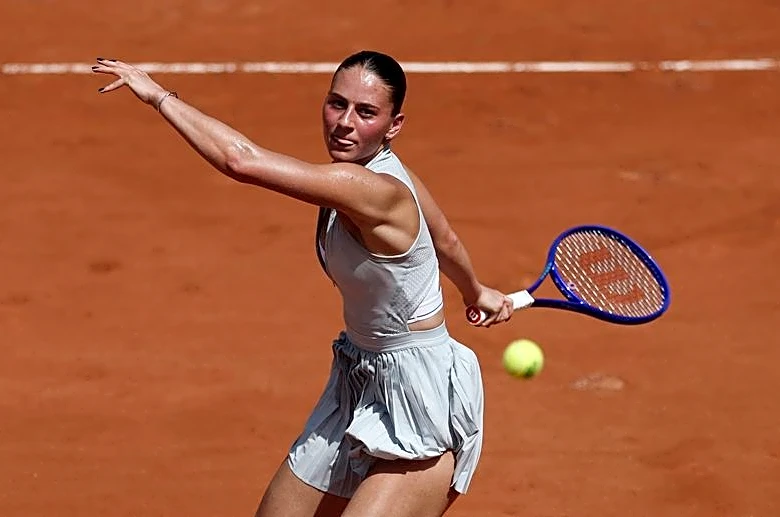 Tennis-Ukraine's Kostyuk keeps focus in Paris after missile strike near parents' home