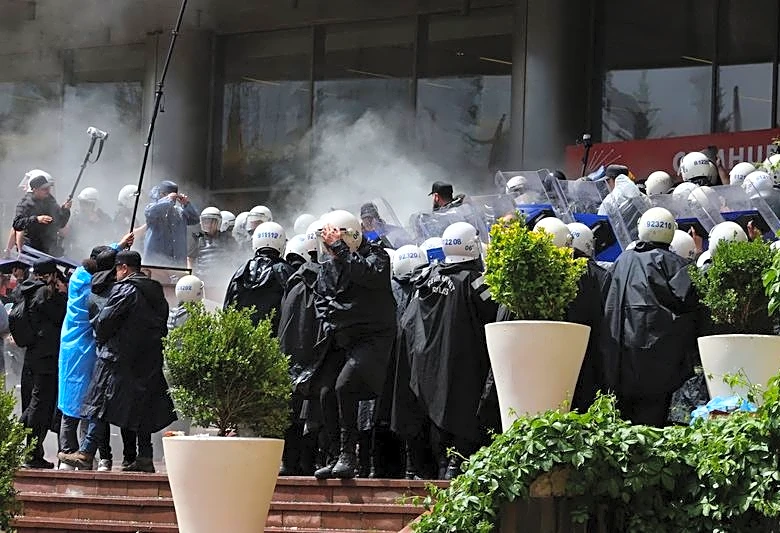 Turkish riot police enter opposition headquarters to evict ousted leadership