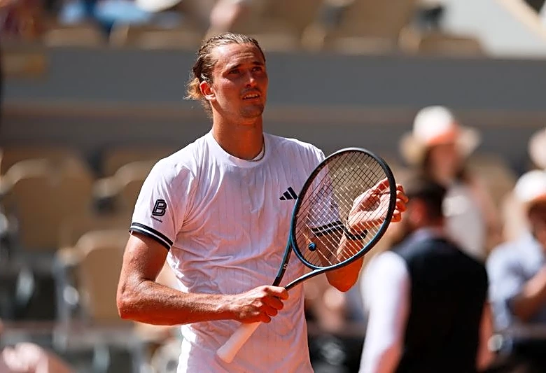 Tennis-Zverev in cruise control as French Open starts under blazing sun