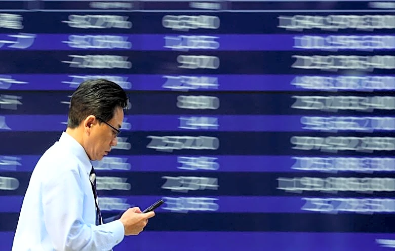 Stocks rise, oil and dollar slide on Middle East peace hopes