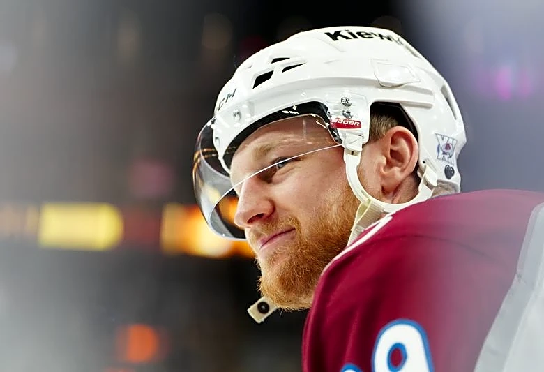 Avs star Nathan MacKinnon limited after taking shot to knee in Game 3