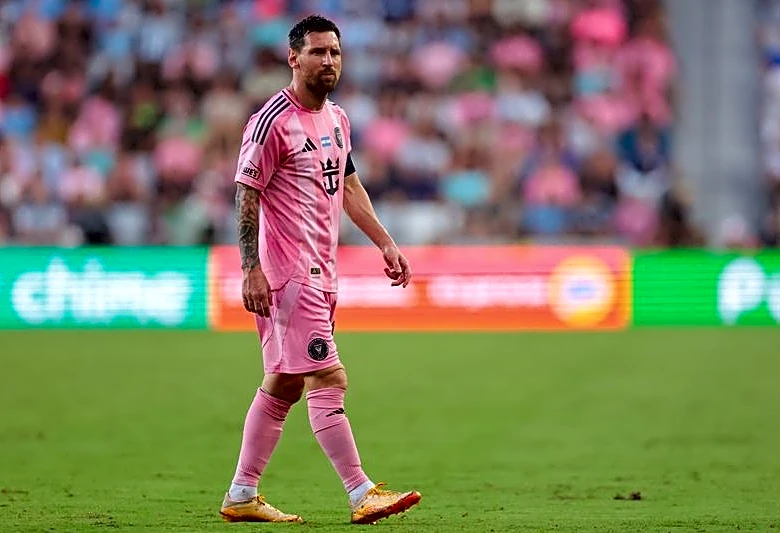 Soccer-Messi substituted after clutching thigh in final club game before World Cup