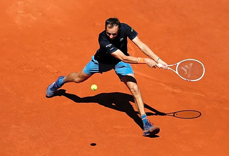 Tennis-Medvedev stunned by wildcard Walton in French Open first round