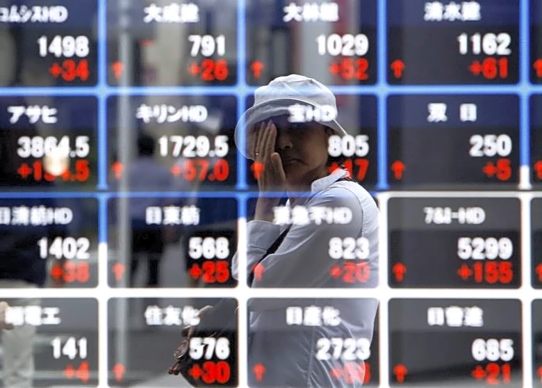 Asian shares climb, oil holds gains as markets eye Iran talks, central bank moves