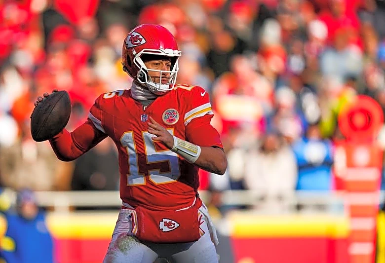 Patrick Mahomes, in knee brace, participates in Chiefs' first practice