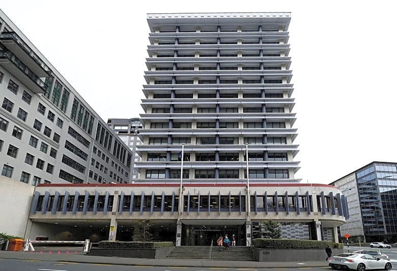 NZ central bank holds rates steady in tight vote, warns hikes to come sooner