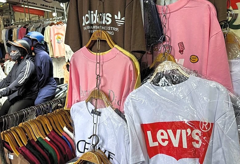 'Business as usual': Fakes, piracy thrive in Vietnam as US tariff deadline nears