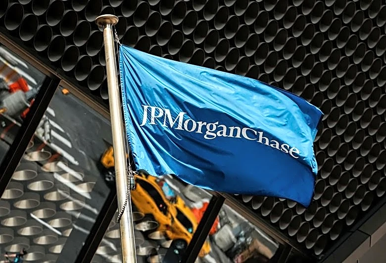 JPMorgan CEO sees expenses going up; shares slide