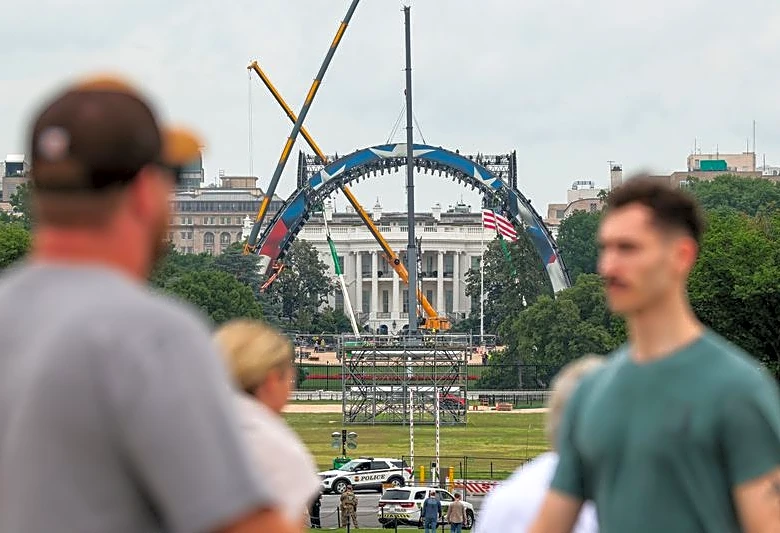 Construction of cage-fighting arena transforms White House grounds