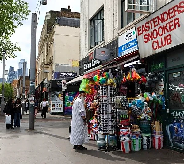 UK consumer services sector sentiment falls to lowest in over a year